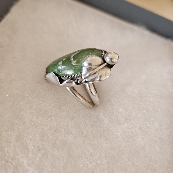 Silver and Green Stone Ring - Picture 11 of 13